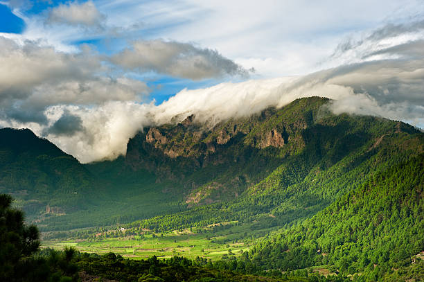 beautiful landscape of the mountains in la palma - canarische eilanden stockfoto's en -beelden