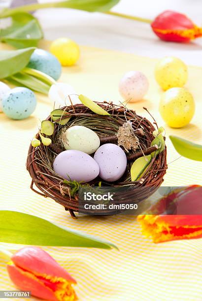 Foto de Ovos De Páscoa No Ninho e mais fotos de stock de Abril - Abril, Amarelo, Azul