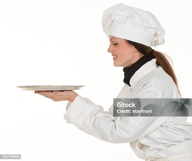 Chef Feminino Olhando Para A Placa - Fotografias de stock e mais imagens de Perfil - Vista Lateral - Perfil - Vista Lateral, Bandeja - Utensílio doméstico, Fundo Branco