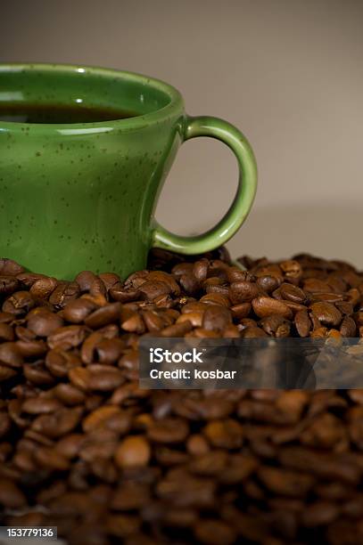 Photo libre de droit de Haricots Et Tasse À Café banque d'images et plus d'images libres de droit de Aliment rôti - Aliment rôti, Blanc, Boisson