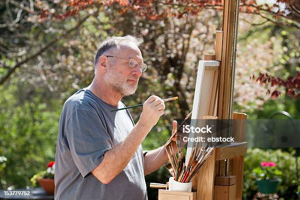 Foto de Homem Pintando Ao Ar Livre e mais fotos de stock de Pintar - Pintar, Pintura, Exterior