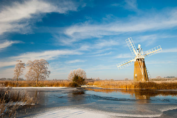 norfolk moinho no inverno - east anglia fotos imagens e fotografias de stock