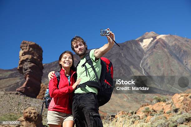 Photo libre de droit de Couple Prenant Photo banque d'images et plus d'images libres de droit de Deux personnes - Deux personnes, Tenerife, Tous types de couple