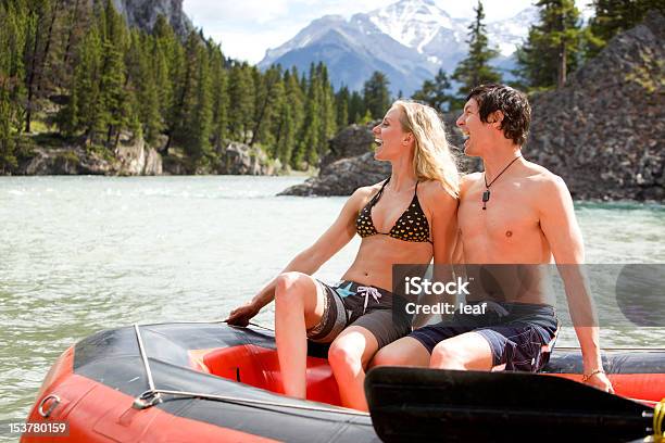 Mężczyzna I Kobieta Flisactwo - zdjęcia stockowe i więcej obrazów Rafting - Rafting, Bikini, Alberta