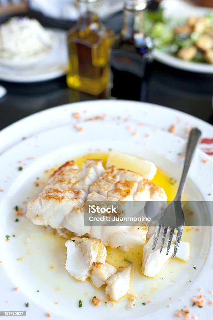 Filete de corvina con salsa de limón y mantequilla - Foto de stock de Pez magro libre de derechos