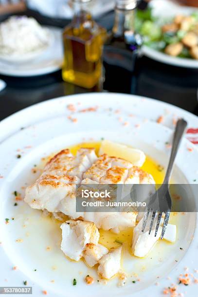 Filete De Corvina Con Salsa De Limón Y Mantequilla Foto de stock y más banco de imágenes de Pez magro - Pez magro, Fletán, Frito