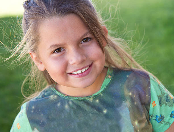 Jolie jeune fille en plein air - Photo