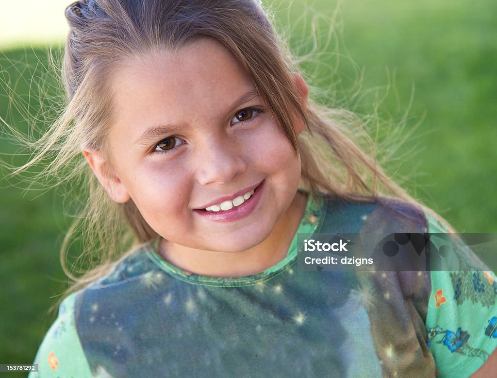 Atraente jovem garota desfrutando ao ar livre - Foto de stock de Adolescência royalty-free