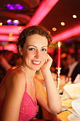 frau-mit-abend-kleid-sitzt-in-seiner-hall.jpg?b=1&s=170x170&k=20&c=w259RXKK8bnRurisCAUQXPdu7X87iS0Ml2i47k8FEZI=