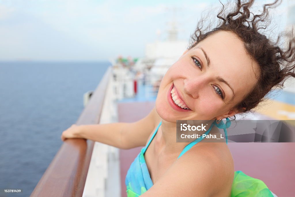 Женщина Стоять на палубе круизного судна от - Стоковые фото Круизное судно роялти-фри