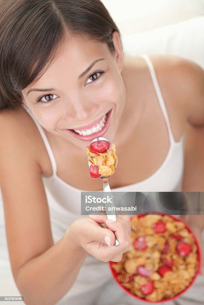Femme, manger des Céréales de petit déjeuner - Photo de Femmes libre de droits