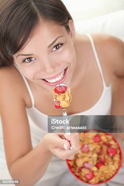 Mulher Comer Cereais De Pequenoalmoço - Fotografias de stock e mais imagens de Alimentação Saudável - Alimentação Saudável, Estilo de vida saudável, Morder