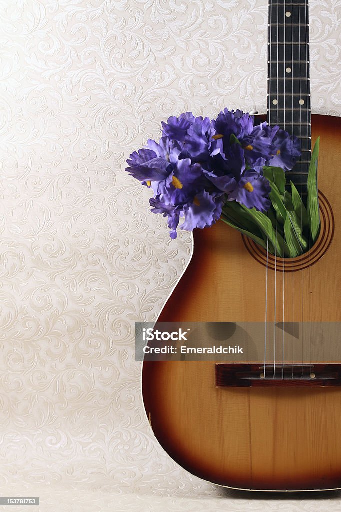 Chitarra acustica con mazzo di fiori - Foto stock royalty-free di Fiore