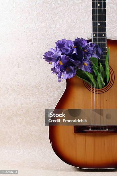 Chitarra Acustica Con Mazzo Di Fiori - Fotografie stock e altre immagini di Fiore - Fiore, Chitarra, Chitarra acustica