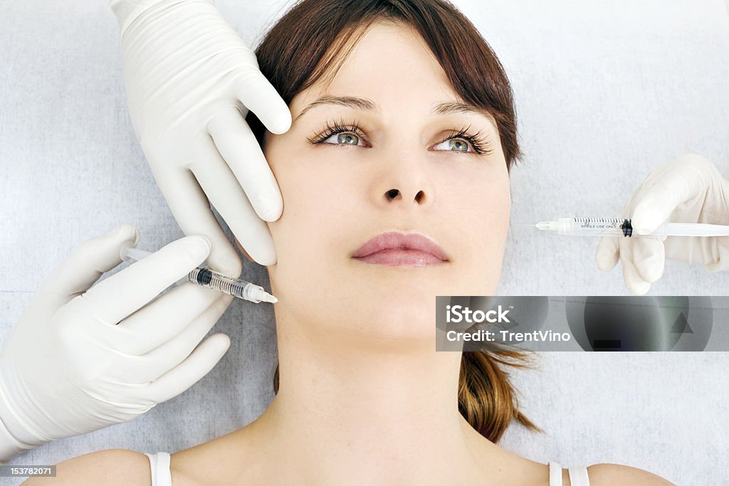 Femme recevoir une injection de botox d'un médecin - Photo de Adulte libre de droits