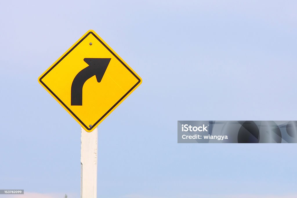 Vire à direita no sinal de trânsito - Foto de stock de Acessibilidade royalty-free