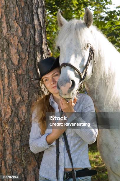 Giovane Donna Con Il Suo Cavallo - Fotografie stock e altre immagini di Adolescente - Adolescente, Adulto, Albero