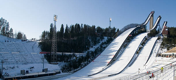 salto de esqui towers e arena em lahti, finlândia - ski arena - fotografias e filmes do acervo