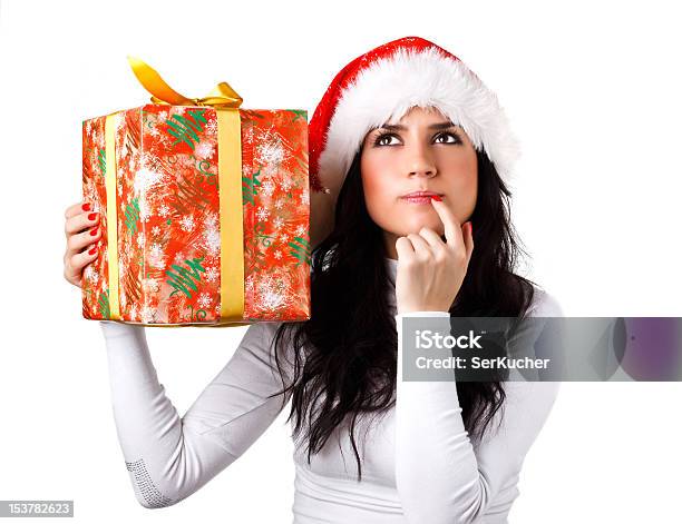 Dziewczyna W Kapeluszu Santa Claus Na Prezent - zdjęcia stockowe i więcej obrazów Boże Narodzenie - Boże Narodzenie, Ciekawość, Czerwony