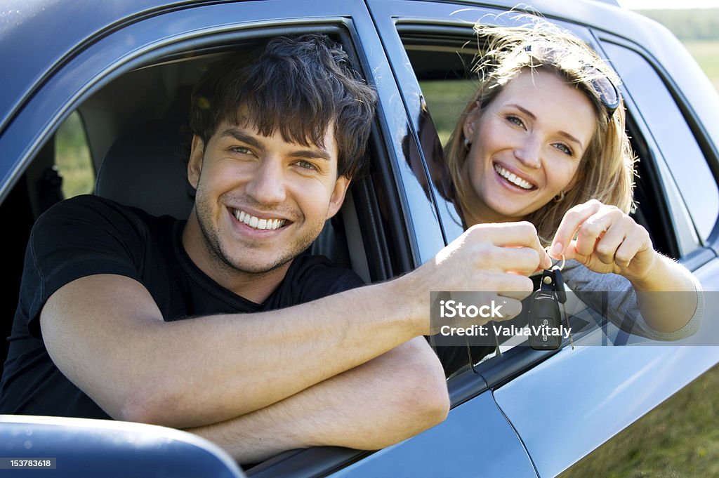 Heureux couple dans la nouvelle voiture - Photo de Adulte libre de droits