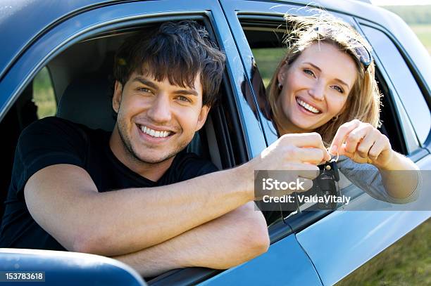 Photo libre de droit de Heureux Couple Dans La Nouvelle Voiture banque d'images et plus d'images libres de droit de Adulte - Adulte, Amour, Beauté