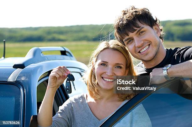 Photo libre de droit de Couple Heureux Près De Voiture Neuve banque d'images et plus d'images libres de droit de Adulte - Adulte, Beauté, Belle femme