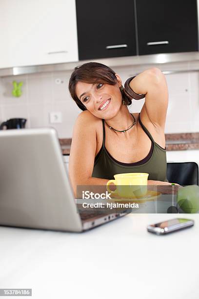 Moderne Frau Lesen Sie Ihre Emails Bei Frühstück Stockfoto und mehr Bilder von Apfel - Apfel, Arbeiten, Attraktive Frau