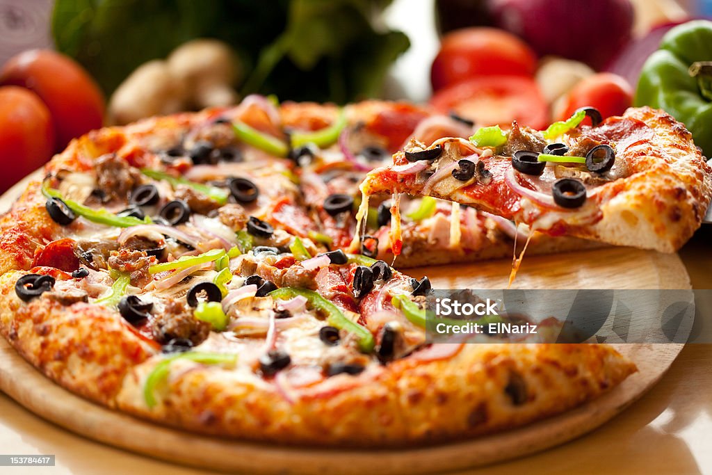 Fetta di Pizza supremo ascensore - Foto stock royalty-free di Pizza