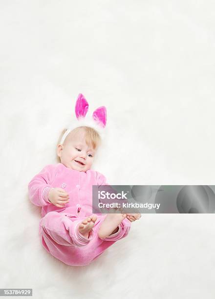 Улыбка Маленький Baby — стоковые фотографии и другие картинки 12-17 месяцев - 12-17 месяцев, Вертикальный, Веселье