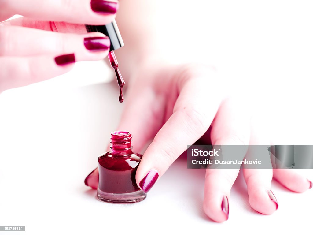 Manicure processo: High-key foto de aplicação de esmalte nas unhas - Foto de stock de Adulto royalty-free