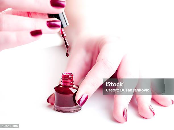 Foto de Manicure Processo Highkey Foto De Aplicação De Esmalte Nas Unhas e mais fotos de stock de Adulto