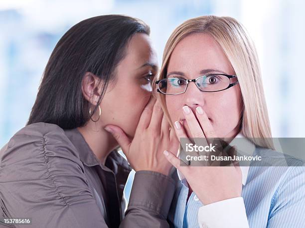 Büro Klatsch Konzept Stockfoto und mehr Bilder von Anzug - Anzug, Berufliche Beschäftigung, Berufliche Partnerschaft