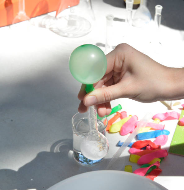 experimenta con globos para niños - balloon blowing inflating child fotografías e imágenes de stock