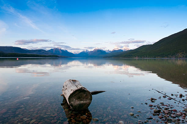 lago macdonald no parque nacional glacier - lake us glacier national park cloudscape cloud imagens e fotografias de stock