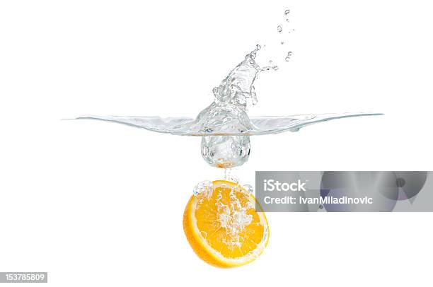Świeże Orange Spadł Do Wody - zdjęcia stockowe i więcej obrazów Pomarańcza - Pomarańcza, Pomarańczowy, Chlapać