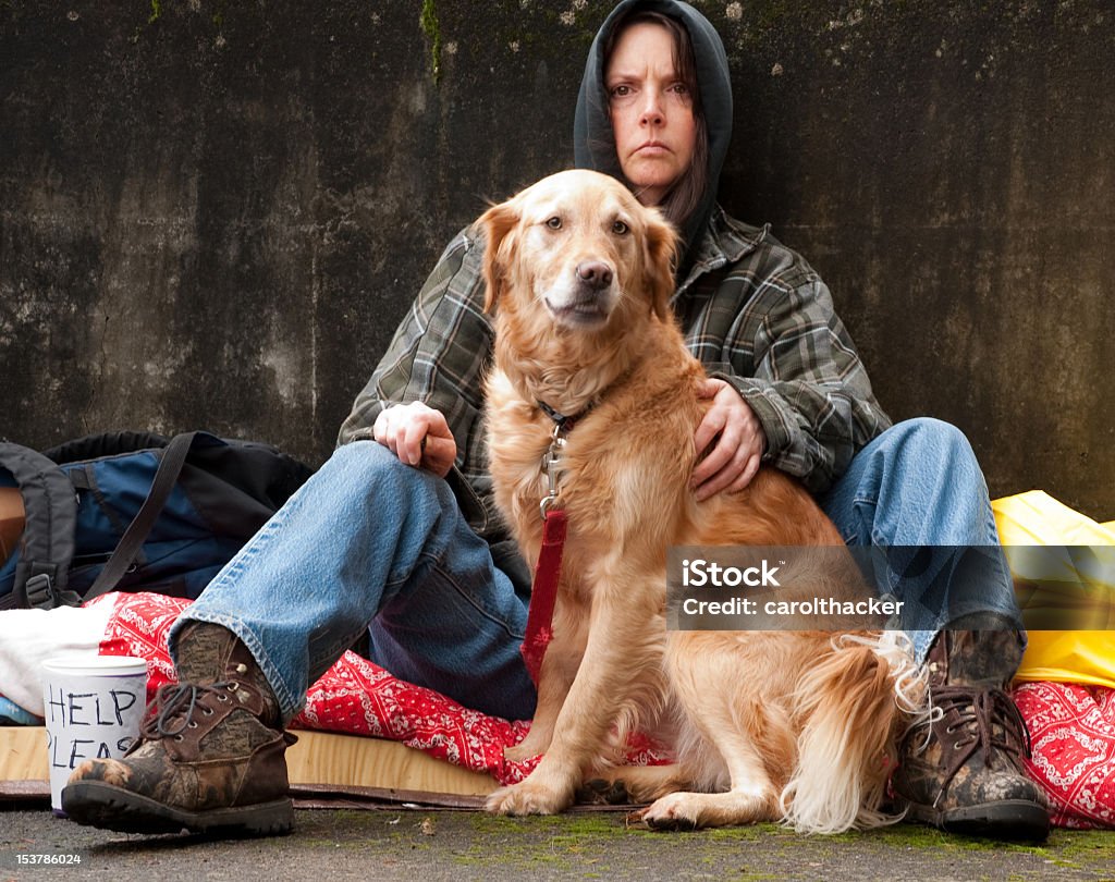 Obdachlos Frau und Hund - Lizenzfrei Obdachlosigkeit Stock-Foto