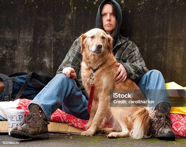 Obdachlos Frau Und Hund Stockfoto und mehr Bilder von Obdachlosigkeit - Obdachlosigkeit, Hund, Frauen