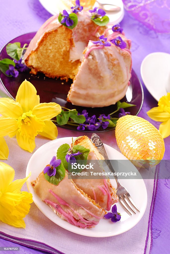 Gâteau ring avec glaçage pour Pâques - Photo de Glaçage libre de droits