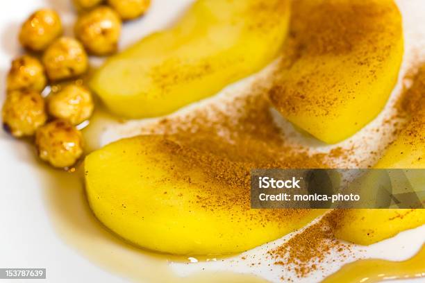 Peras E Caramelizado Avelãs Preparadas - Fotografias de stock e mais imagens de Amarelo - Amarelo, Assado, Avelã