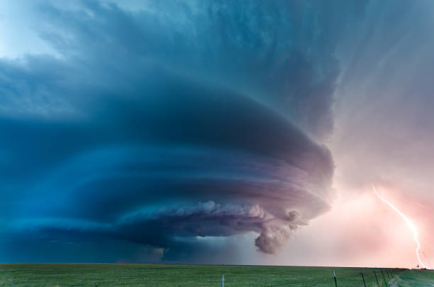 tornadic スーパーセルで、アメリカの平原 - storm cloud tornado thunderstorm storm ストックフォトと画像