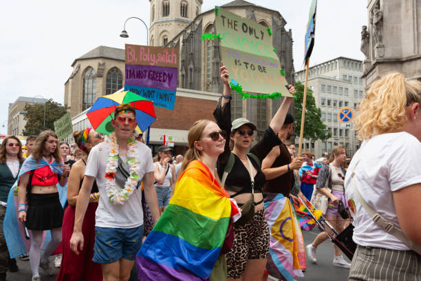 desfile do christopher street day em colônia, alemanha - gay pride mardi gras carnival rainbow - fotografias e filmes do acervo