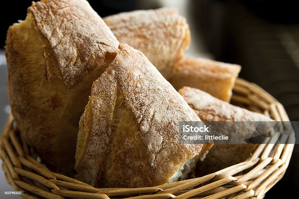 Pan en la cesta - Foto de stock de Alimento libre de derechos