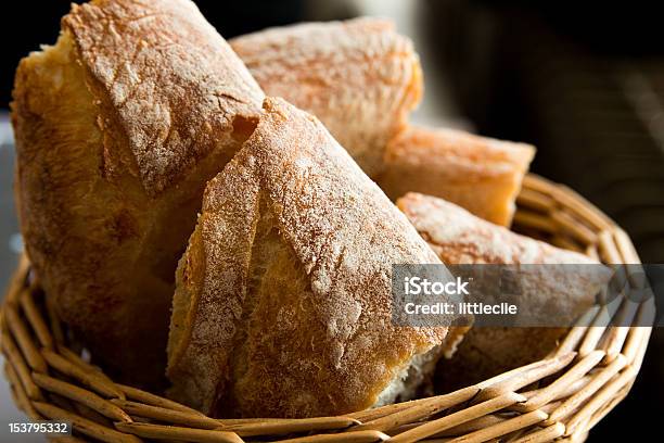 Pan En La Cesta Foto de stock y más banco de imágenes de Alimento - Alimento, Cesta, Desayuno