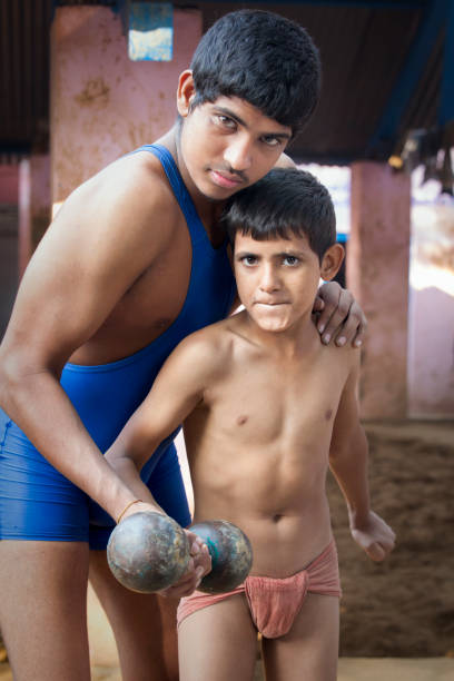 indian luchador boys retención pesas juntos - macho little boys flexing muscles human muscle fotografías e imágenes de stock