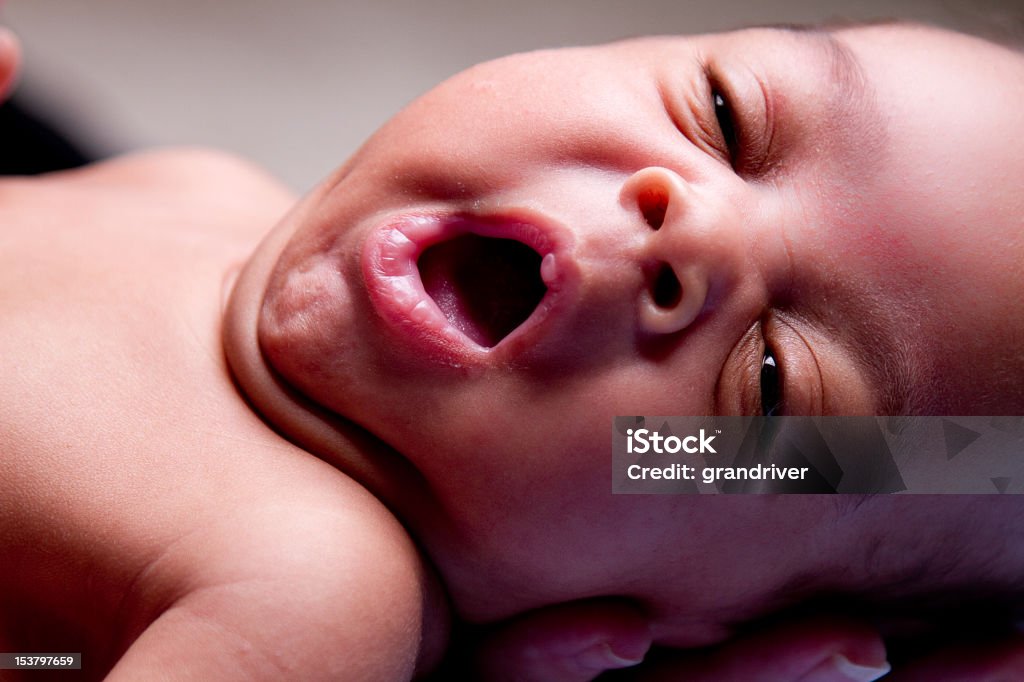 Bocejar bebê Menino - Royalty-free Recém-nascido Foto de stock