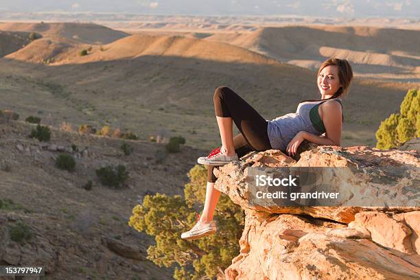 Ziemlich Indianer Mädchen In Der Wüste Stockfoto und mehr Bilder von Cheyenne - Wyoming - Cheyenne - Wyoming, Abenddämmerung, Abenteuer
