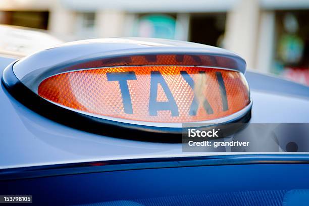 Señal De Taxi Inglés En La Parte Superior De Coche Foto de stock y más banco de imágenes de Ciudad - Ciudad, Ciudades capitales, Coche