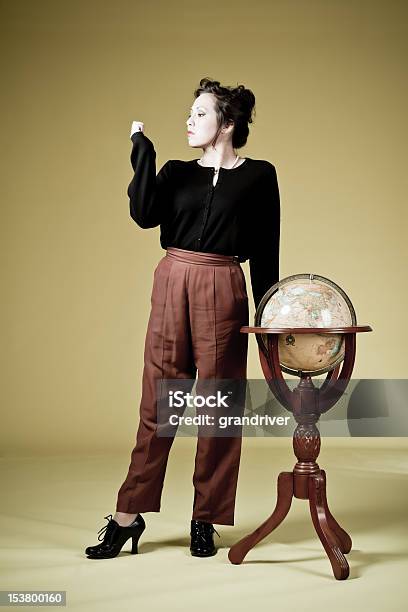 Foto de Garota Retrô Com Mundo e mais fotos de stock de Adolescente - Adolescente, Adolescentes Meninas, Adulto