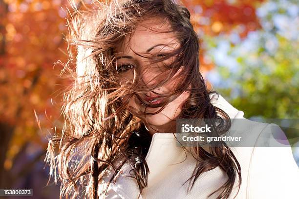 Retrato De Uma Menina Bonita Exposto Pelo Vento - Fotografias de stock e mais imagens de Adulto - Adulto, Beleza, Beleza natural