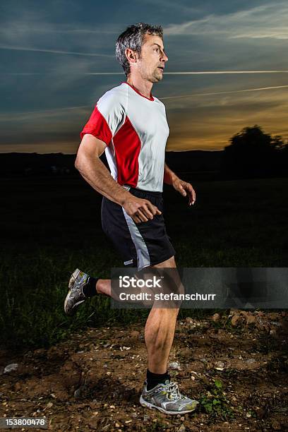 Atleta In Esecuzione Al Tramonto - Fotografie stock e altre immagini di Adulto - Adulto, Allenamento, Ambientazione esterna